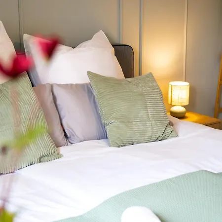 Lux Near Frankfurt, 6p