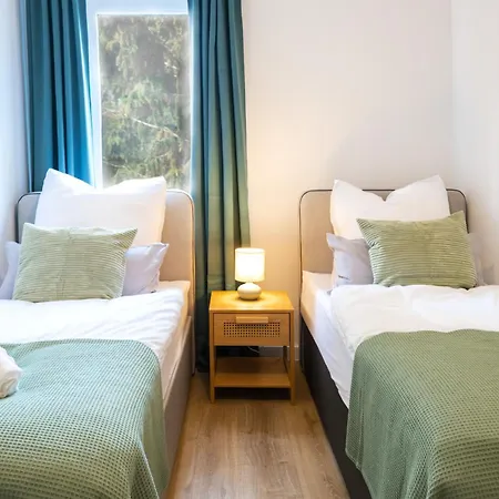 Lux Near Frankfurt, 6p